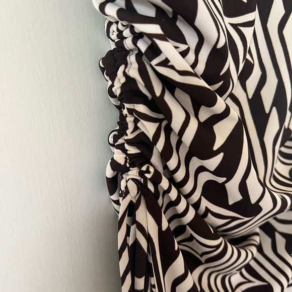 Bisou bisou brown and cream patterned halter dress with ruched sides - Picture 5 of 10